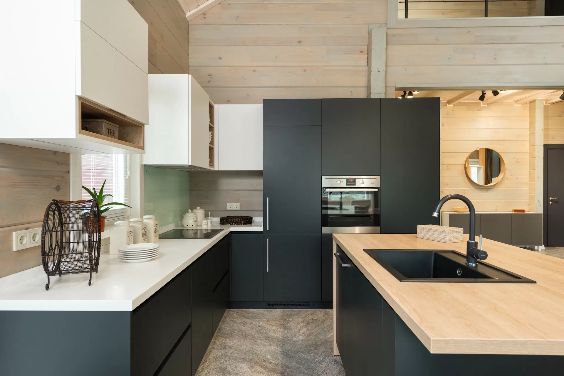 Donkergroene keuken met licht houten kookeiland in een interieur met houten wanden